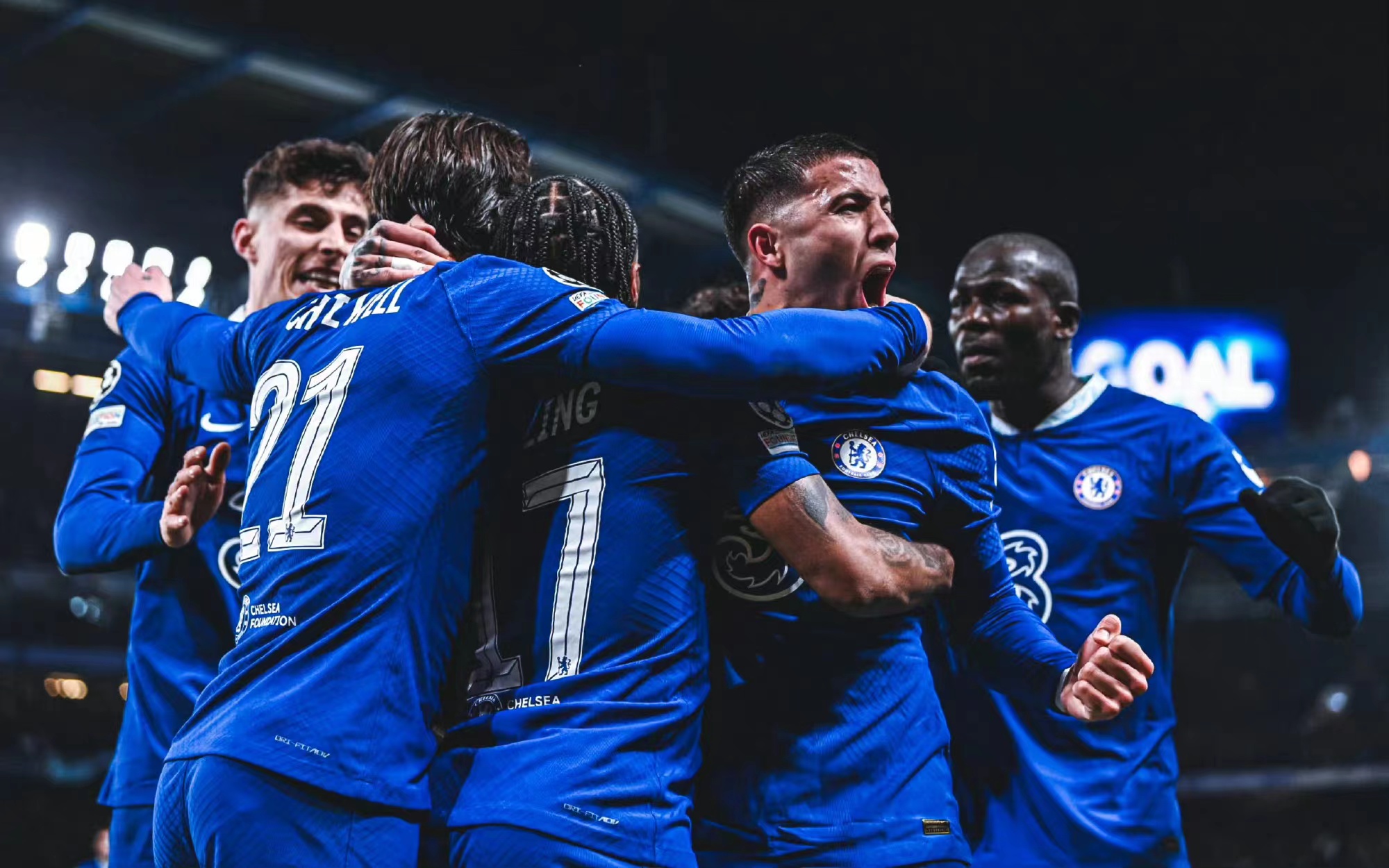 Chelsea zit na stilte eindelijk in de lift